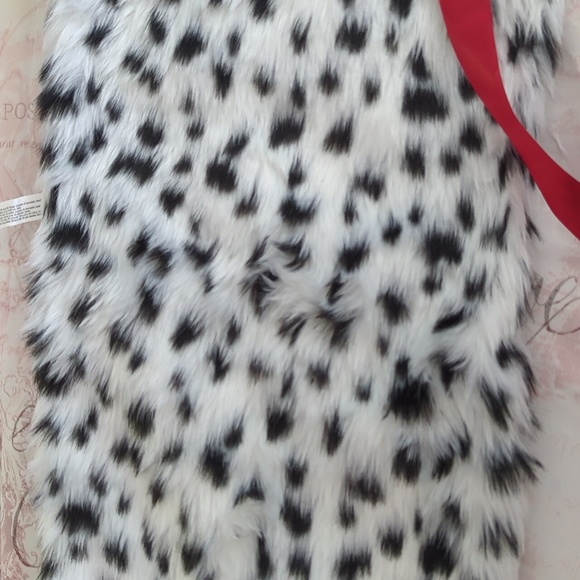 Cruella DeVille Faux Fur Shrug (Disney Villains) - Picture 7 of 12